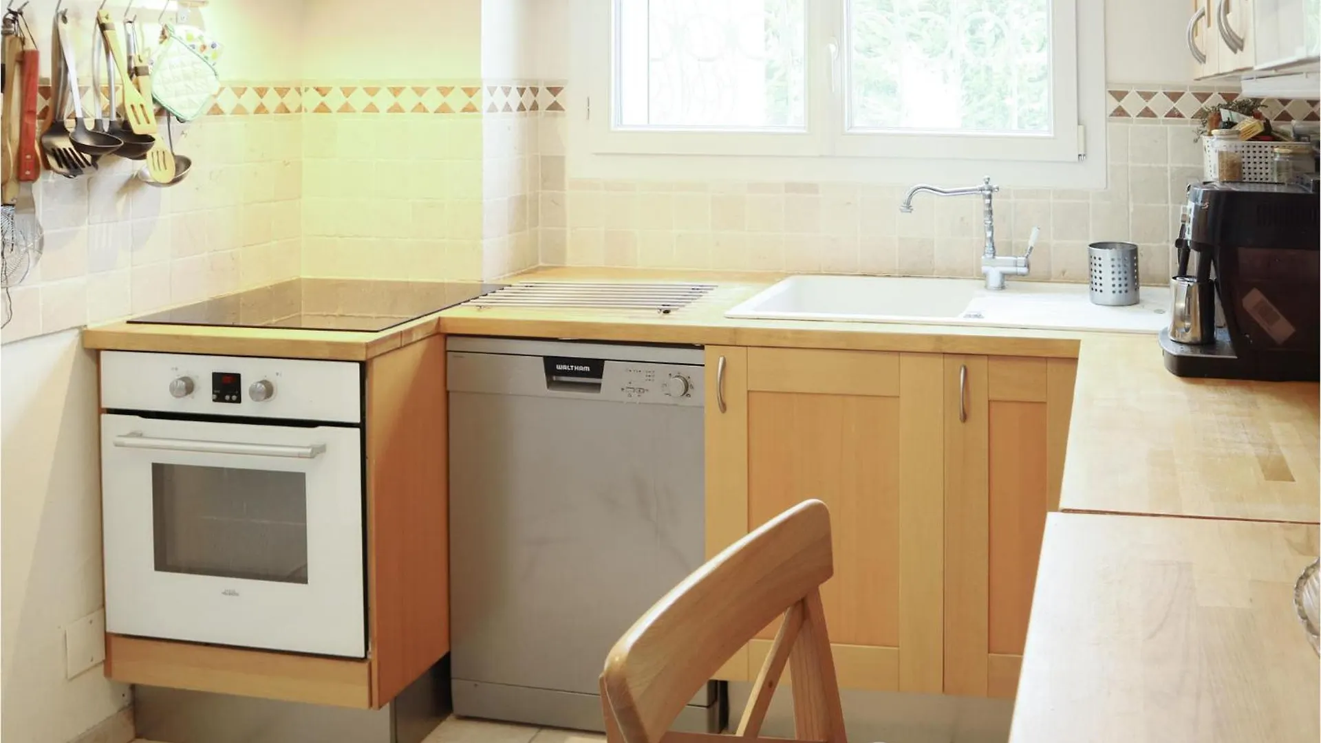3 Bedroom Lovely Home In Belcodene Francia